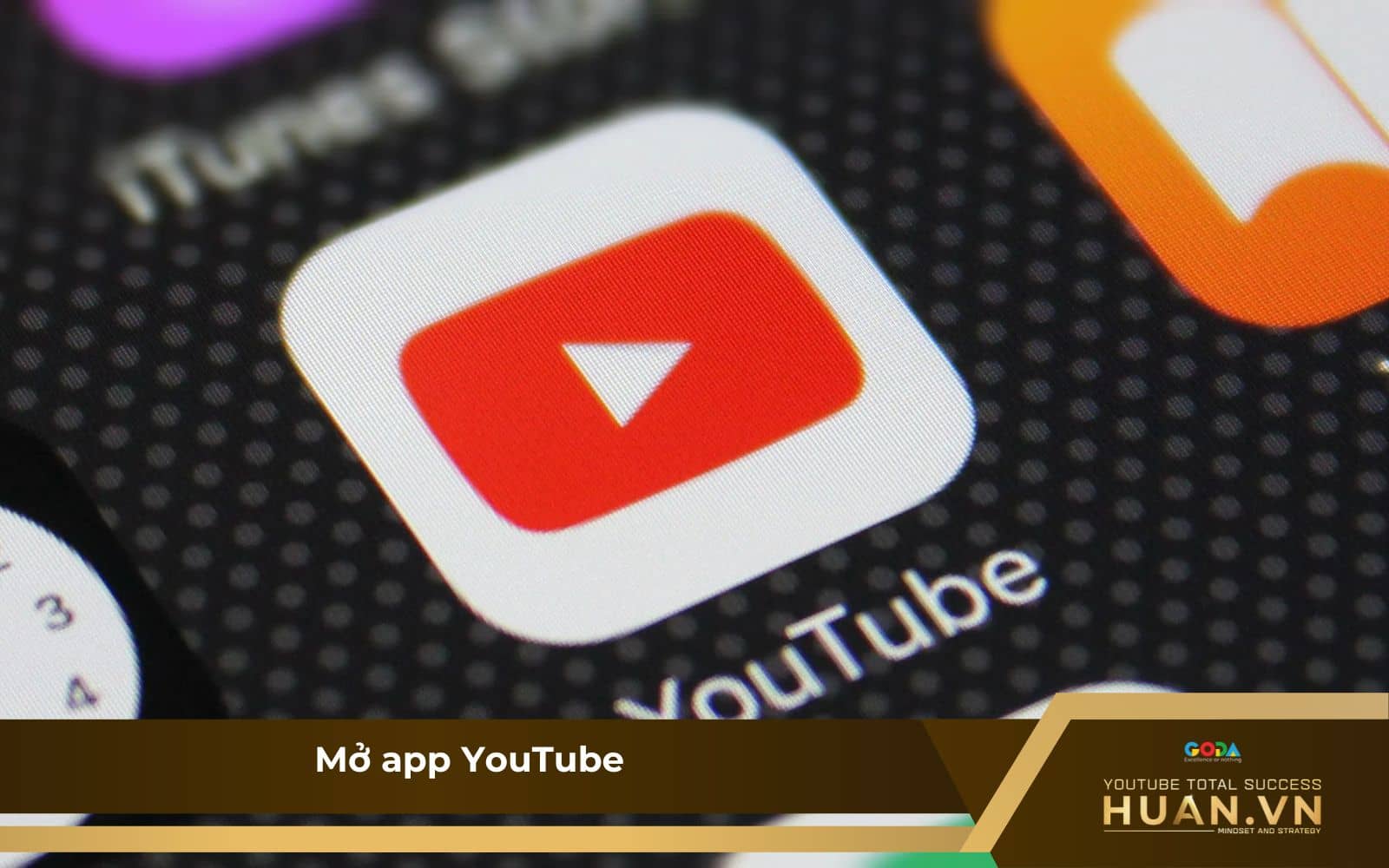 Bước 1 của cách đăng video lên YouTube ai cũng thấy: Truy cập app YouTube 