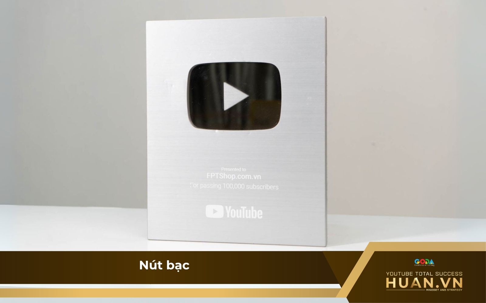 Phần thưởng đầu tiên dành cho kênh vượt mốc 100.000 lượt đăng ký Phần thưởng đầu tiên dành cho kênh vượt mốc 100.000 lượt đăng ký