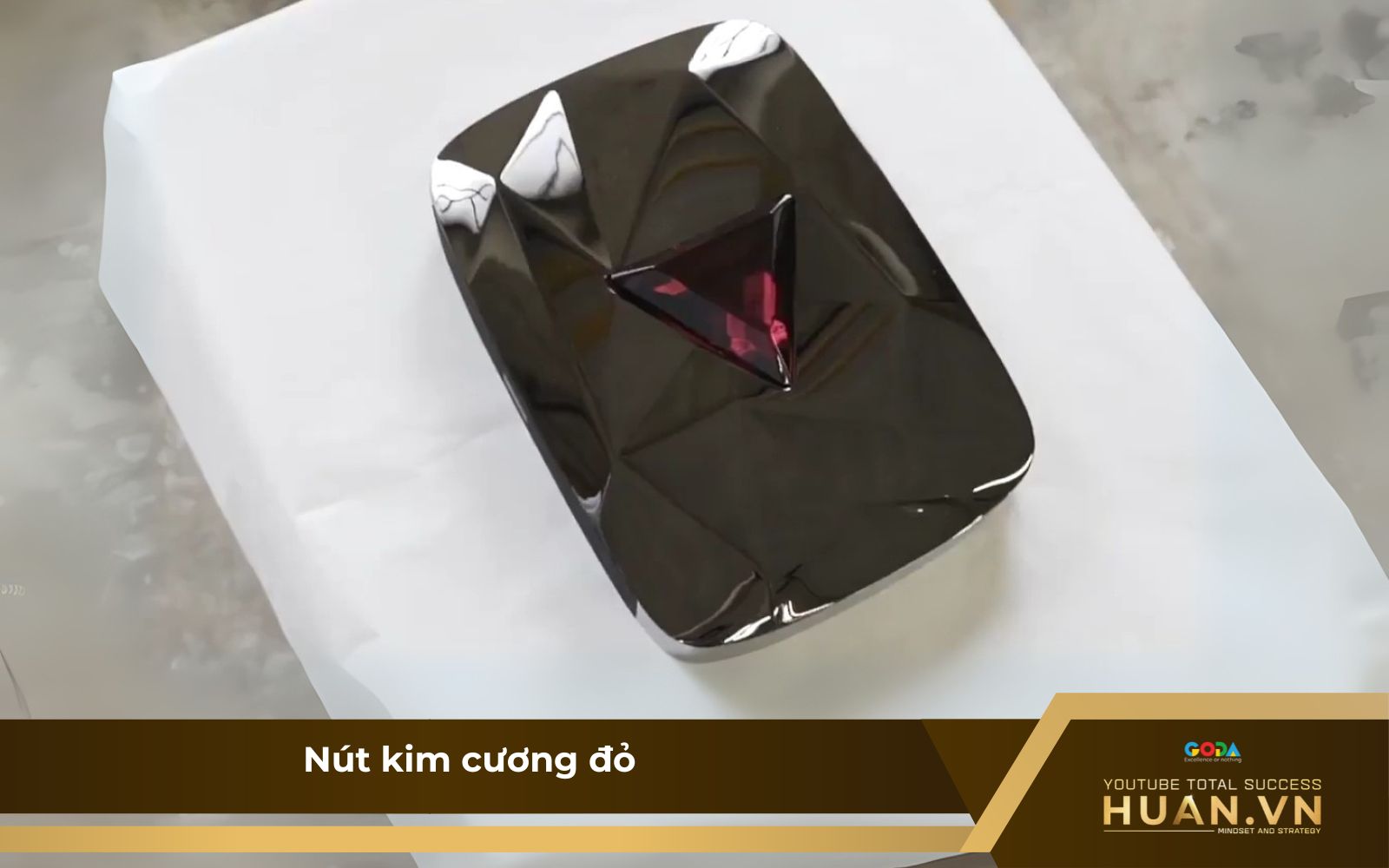 Biểu tượng đỉnh cao, trao cho kênh đạt 100 triệu lượt đăng ký Biểu tượng đỉnh cao, trao cho kênh đạt 100 triệu lượt đăng ký